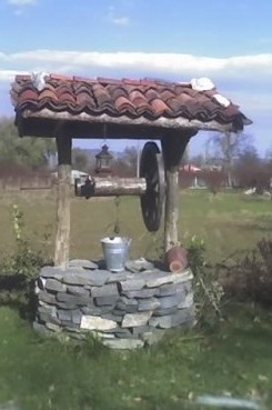 Жена литна в 5-метров кладенец и оживя