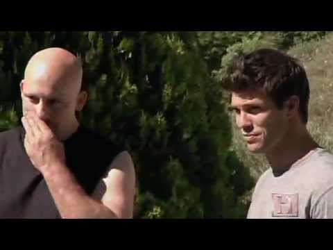 Невероятно: Мъж повдигна половин тон скала, за да оцелее! (СНИМКИ/ВИДЕО)
