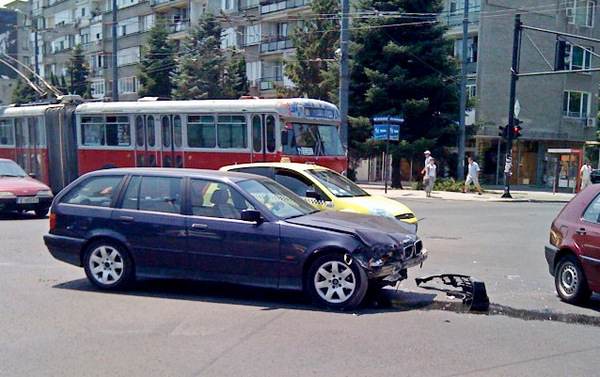 БМВ отнесе млад мъж на кръстовище в Бургас