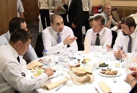 Новият хит на МВР “Летете гларуси английски...” прозвуча на купон с министър Цветанов