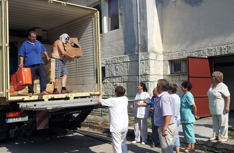 Приказно богата хасковска графиня докара два тира дарове за сираци и възрастни