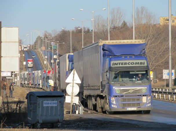 Спря движението на камионите в цялата страна, 20 температурни рекорда до 15 часа