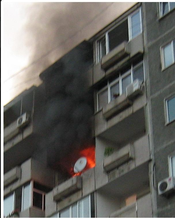 Телевизор се взриви и подпали блок във Варна