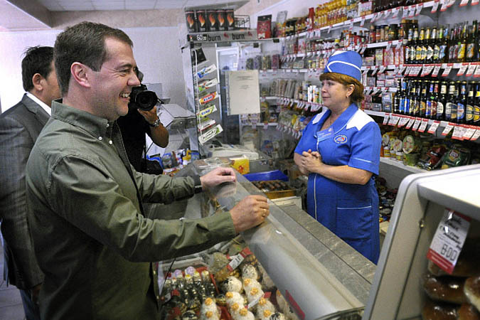 Медведев пазурува квас и дъвка, правят му сметка с дървено сметало  
