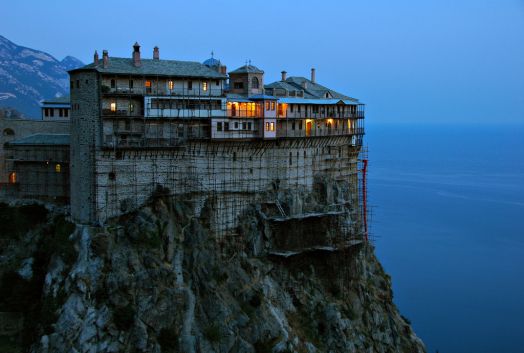 Света гора в пламъци