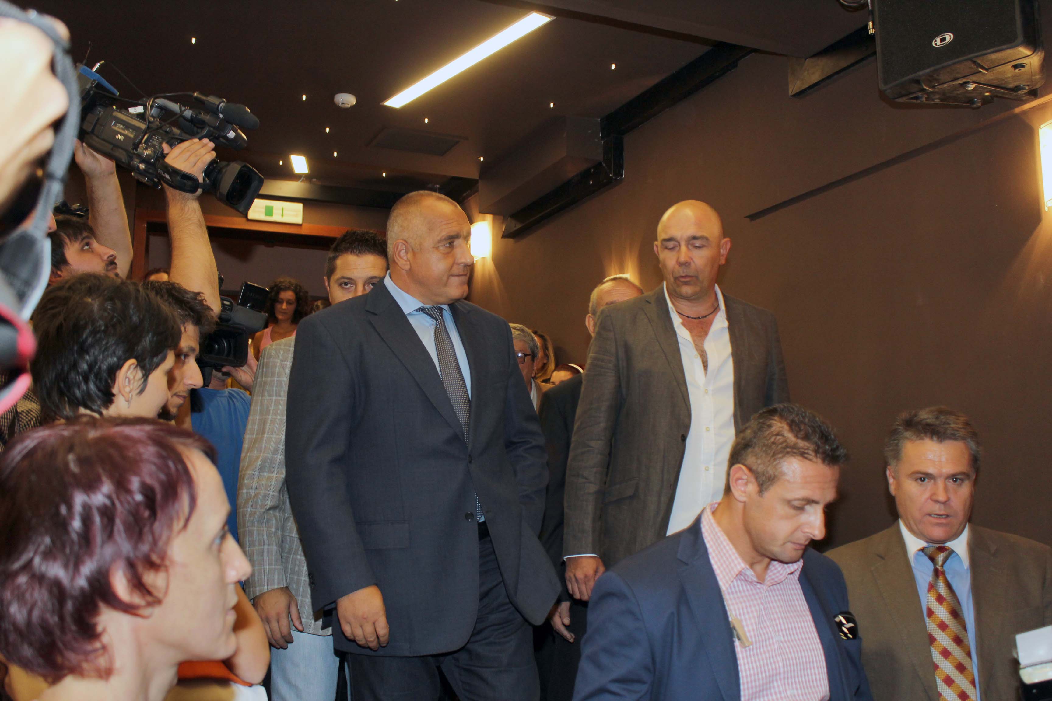 Премиерът освети Сатиричния, Мутафова пожела неспокойни дни на Милото