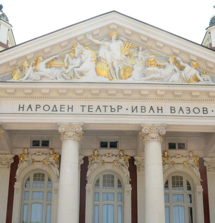 Разбиха буса на Народния театър в Пловдив