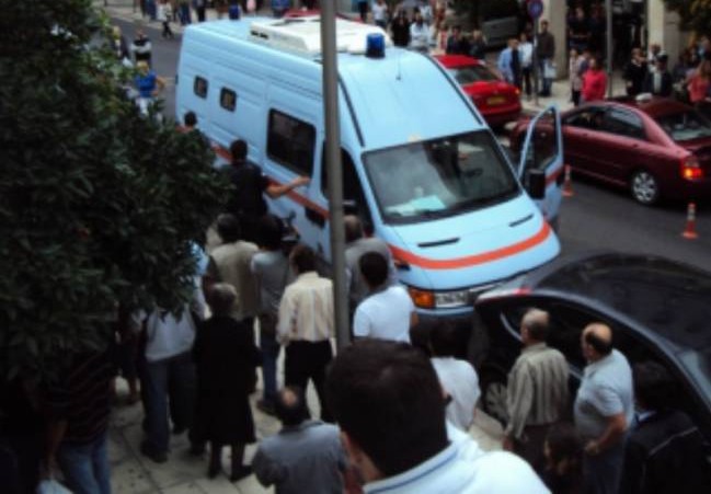 Гъркиня застреля убиеца на сина си в съдебната зала