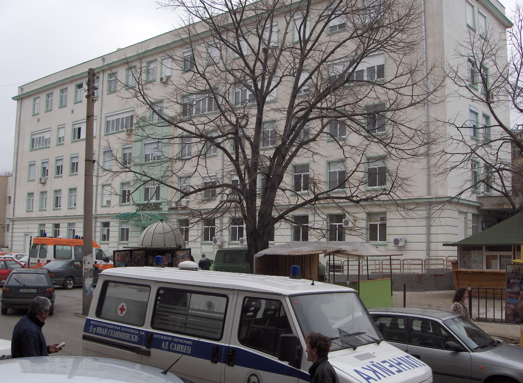 Мъж пада от покрив, чупи таз и гръден кош 