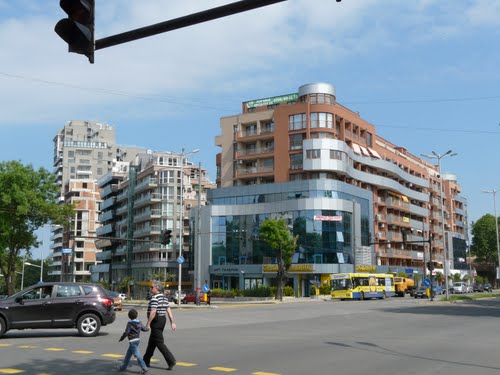 БМВ издуха младеж на пешеходна пътека и избяга