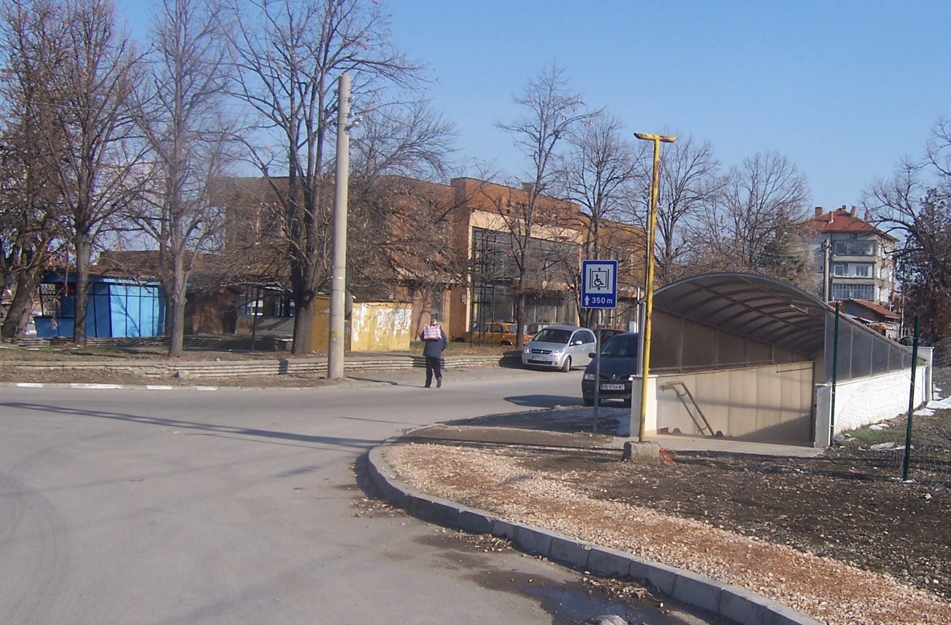 Майка заряза двете си деца на автогара