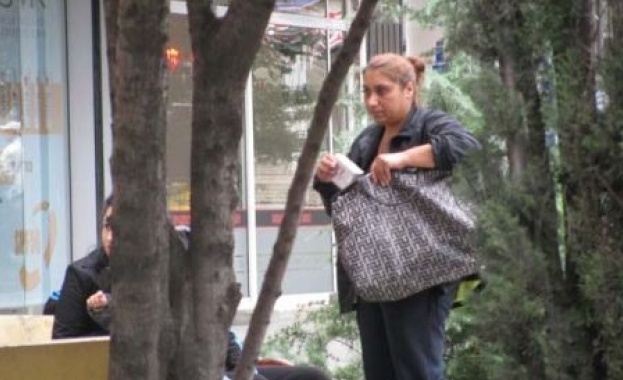 Яростна циганка души репортерка с шала й в Бургас