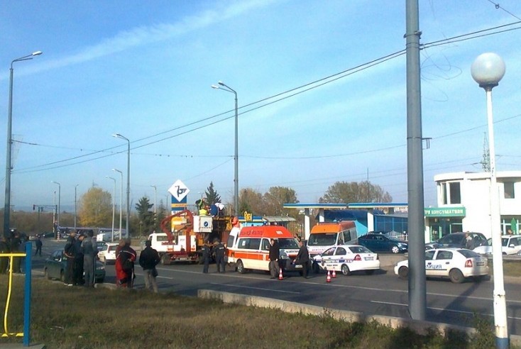Работници паднаха от жиците на тролей и се потрошиха на асфалта
