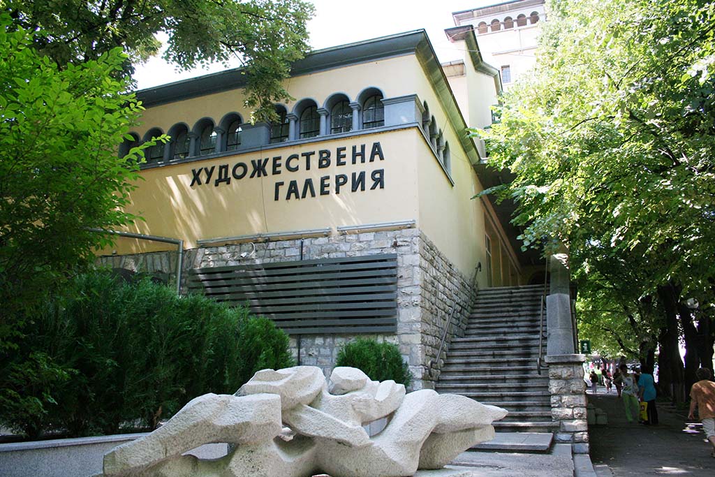 120 художника от 9 държави допуснати до изложба на третото Балканско квадринале на живописта