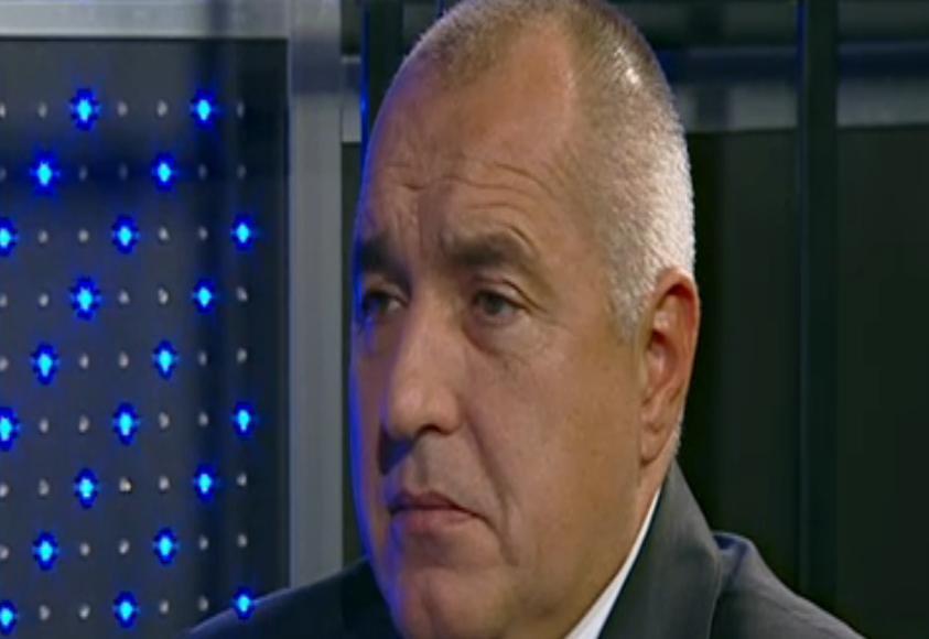 Бойко Борисов зъзне с цигара на терасата в МС