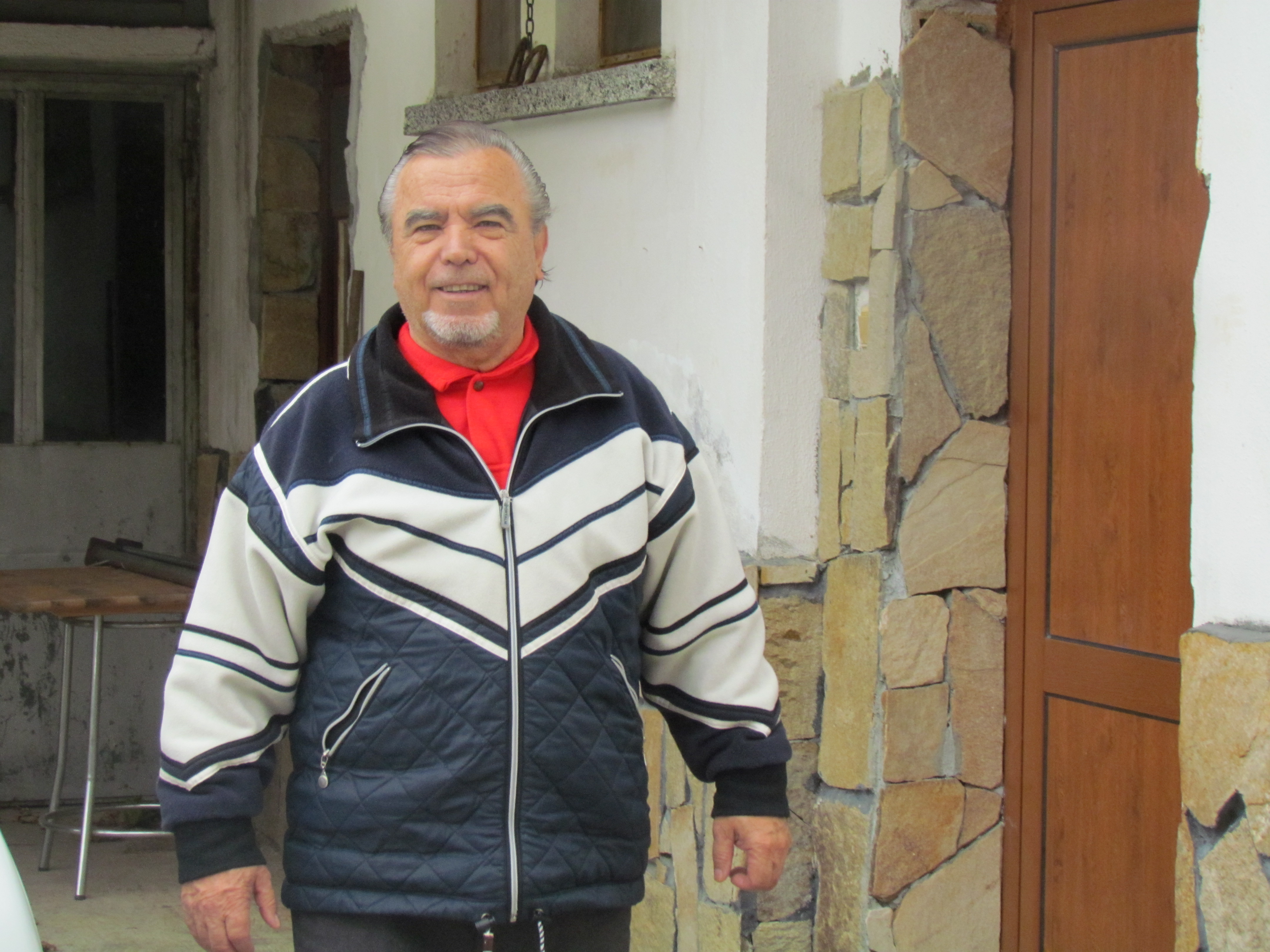 Хисарският поп го закъса - едва говори, отмени купона за рождения си ден