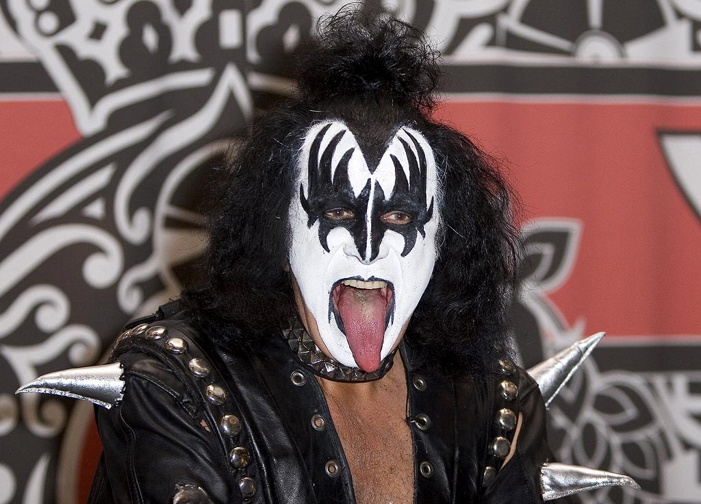  Басистът на KISS снима филм за Икар