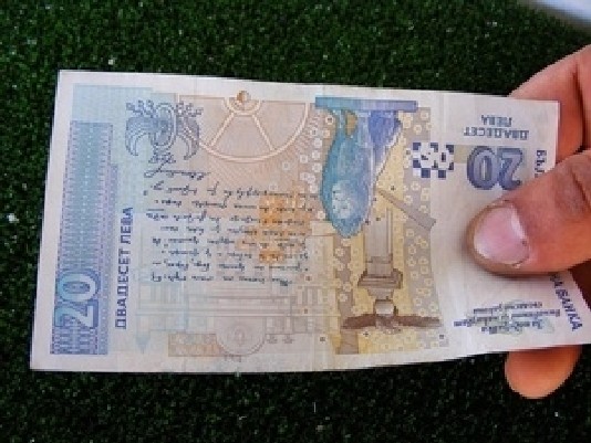 Пиян хвърля двадесетолевки на полицаи