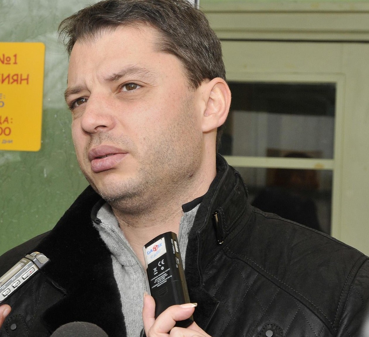Протестиращи атакуваха със снежни топки министър Добрев