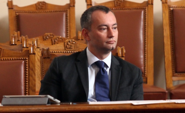 Младежи искат оставката на Николай Младенов