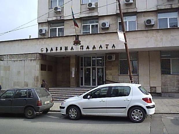 Джигит се заби в Съдебната палата в Кюстендил