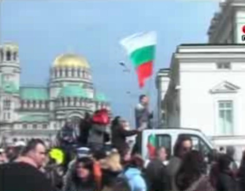 Протестите ескалират: В София хвърлят пиратки, в Пловдив провокатори подстрекават към вандализъм
