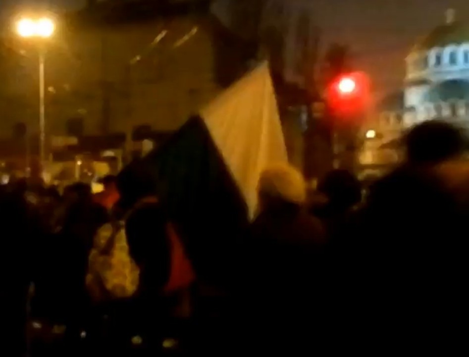 БЛИЦ TV: Първи кадри от протеста в София