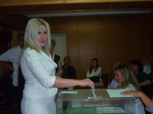 ДПС лидерка черпи с бонбони, че Бойко оцелял от атентата на Доган