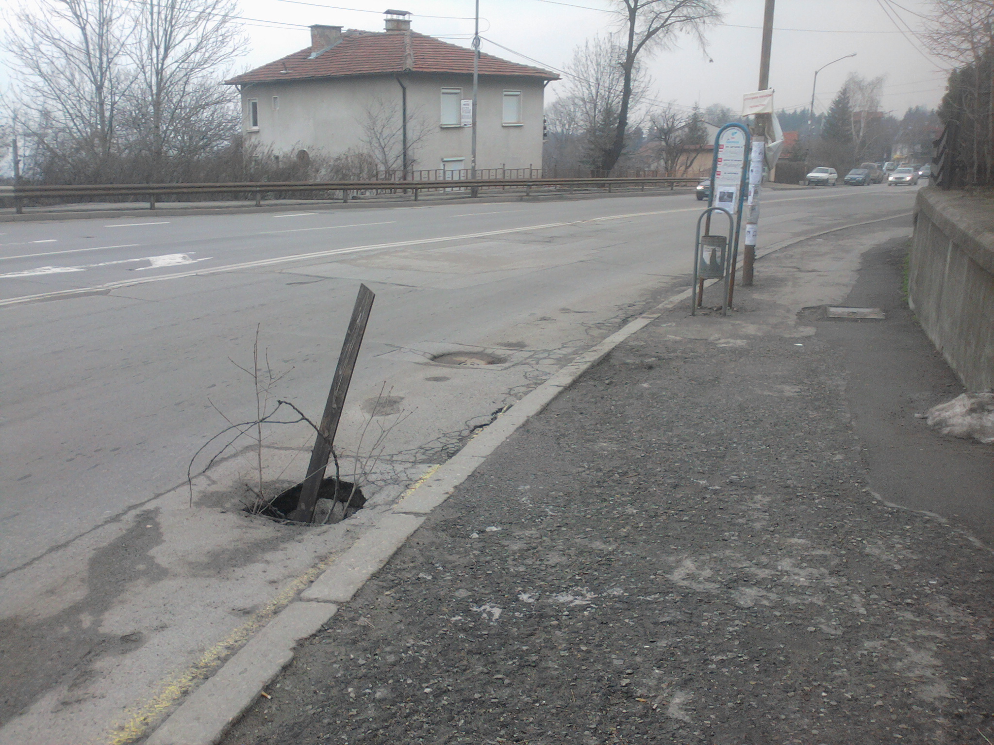 Разбита шахта на спирка в Бояна тормози хората