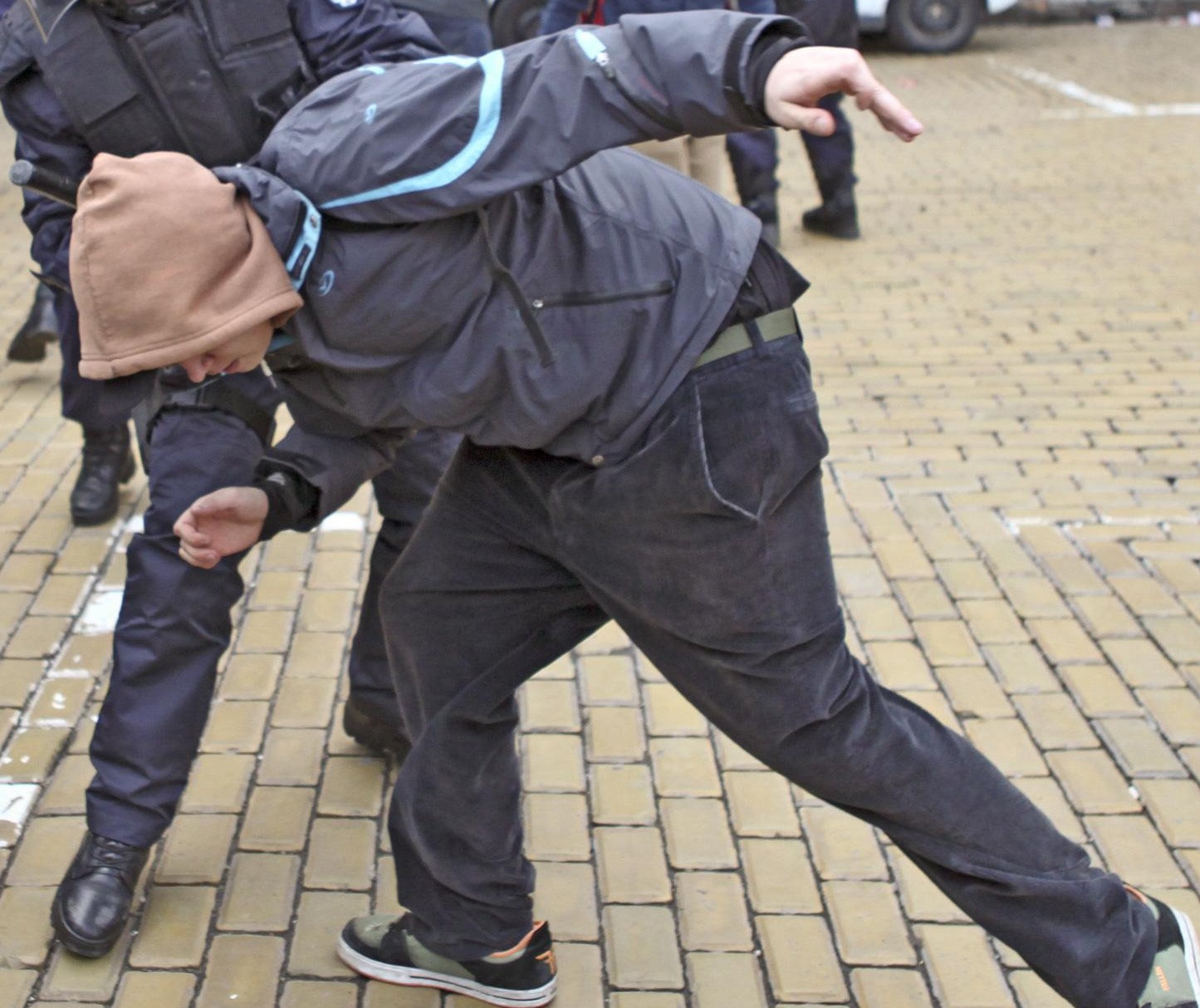 Млади комунисти и неофашисти се сбиха пред Софийския университет