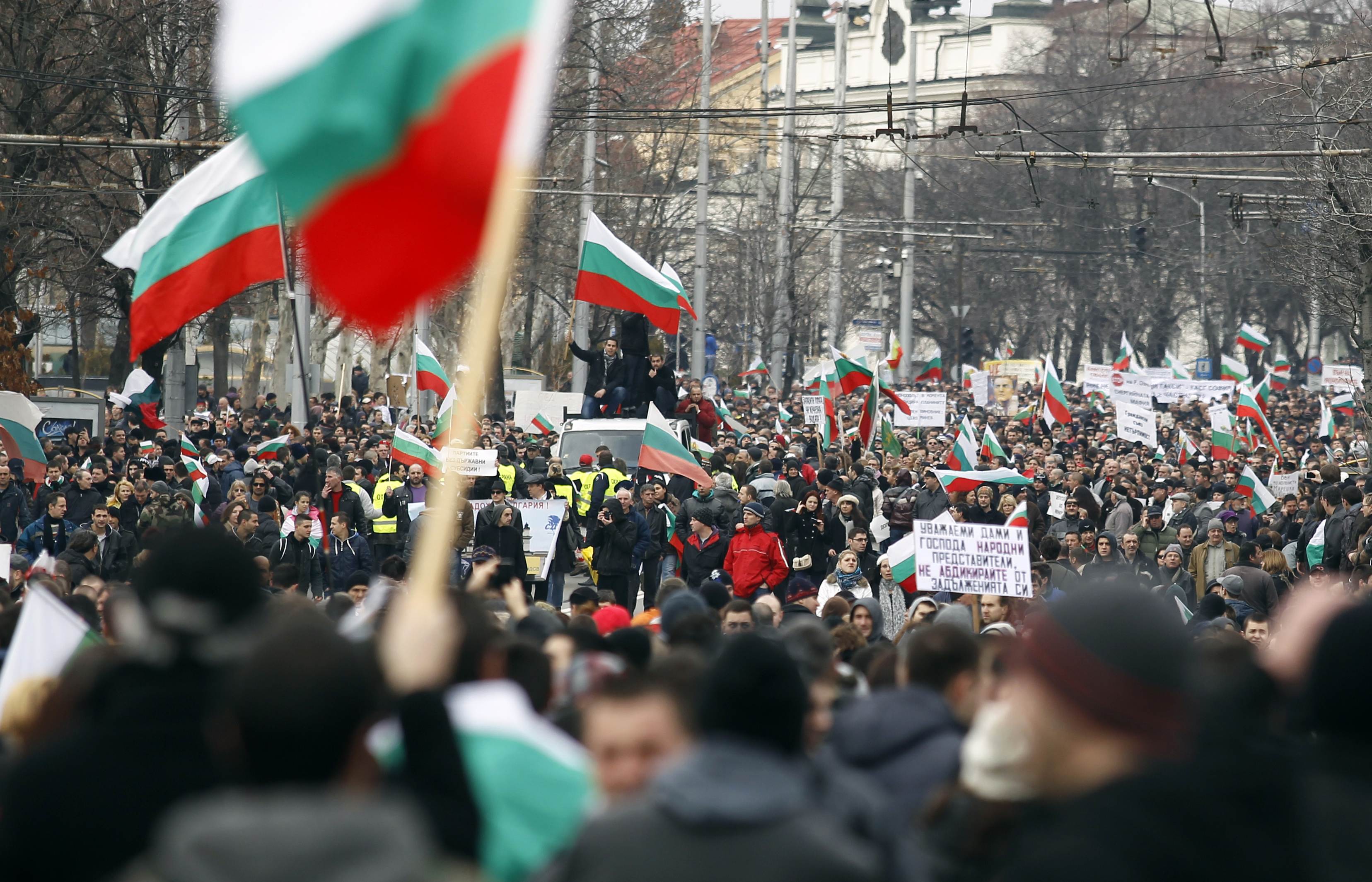 Ройтерс: Нарастваща безработица и намаляващи заплати очакват протестиращите българи  