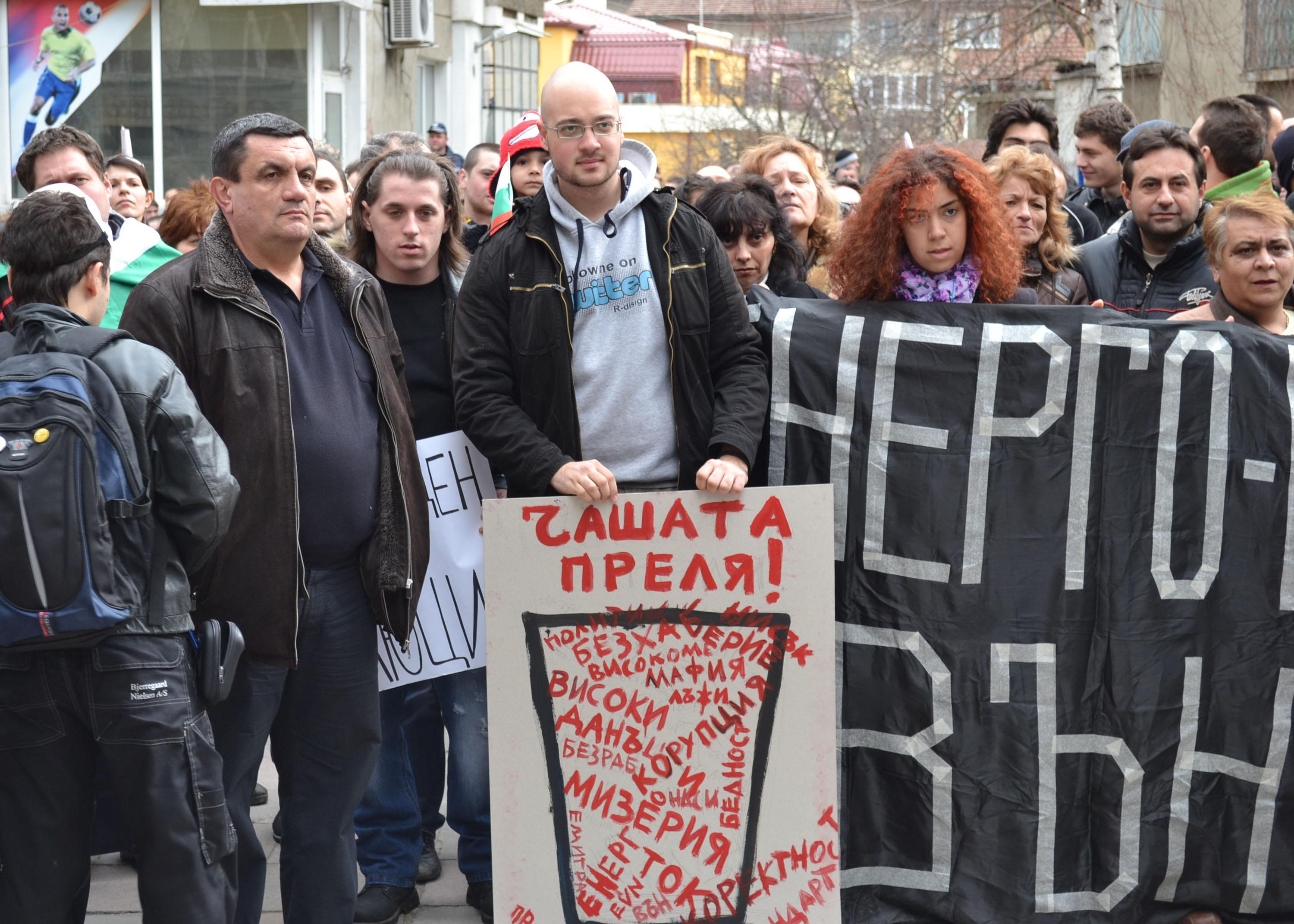 Гонят безпощадно партийни активисти от трибуните