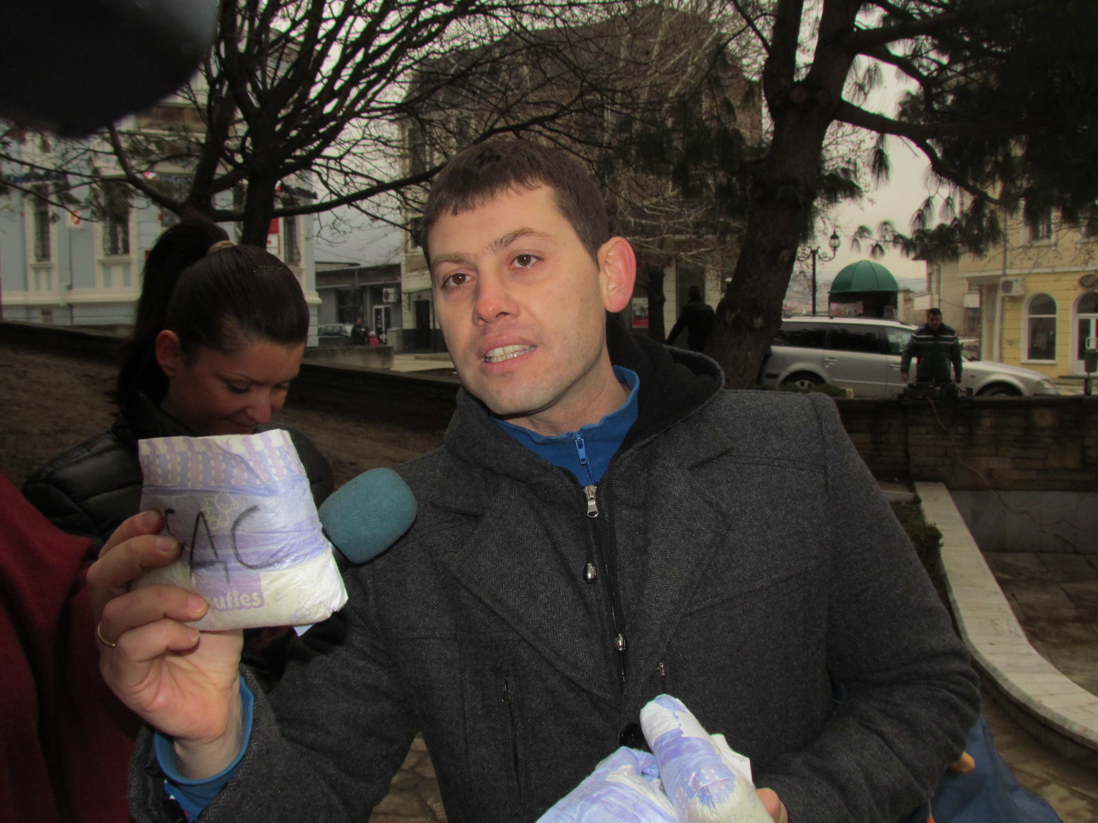 БЛИЦ TV: Дирят Кабаиванов на пожар, за да му връчат мръсни памперси за политиците