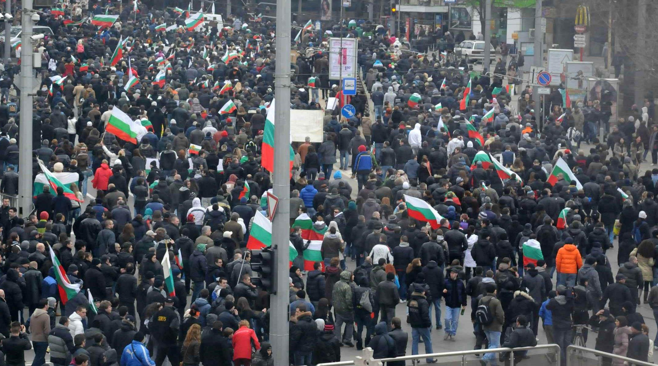 Листовки с искания прехвърчат сред протестиращите