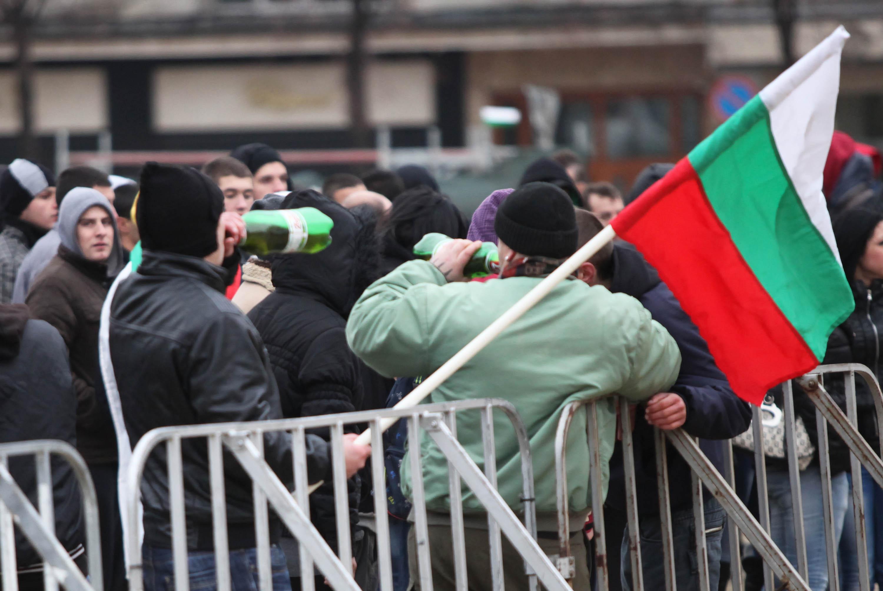 9-и ден от протестите в София: Около 100 души са пред Народното събрание! 