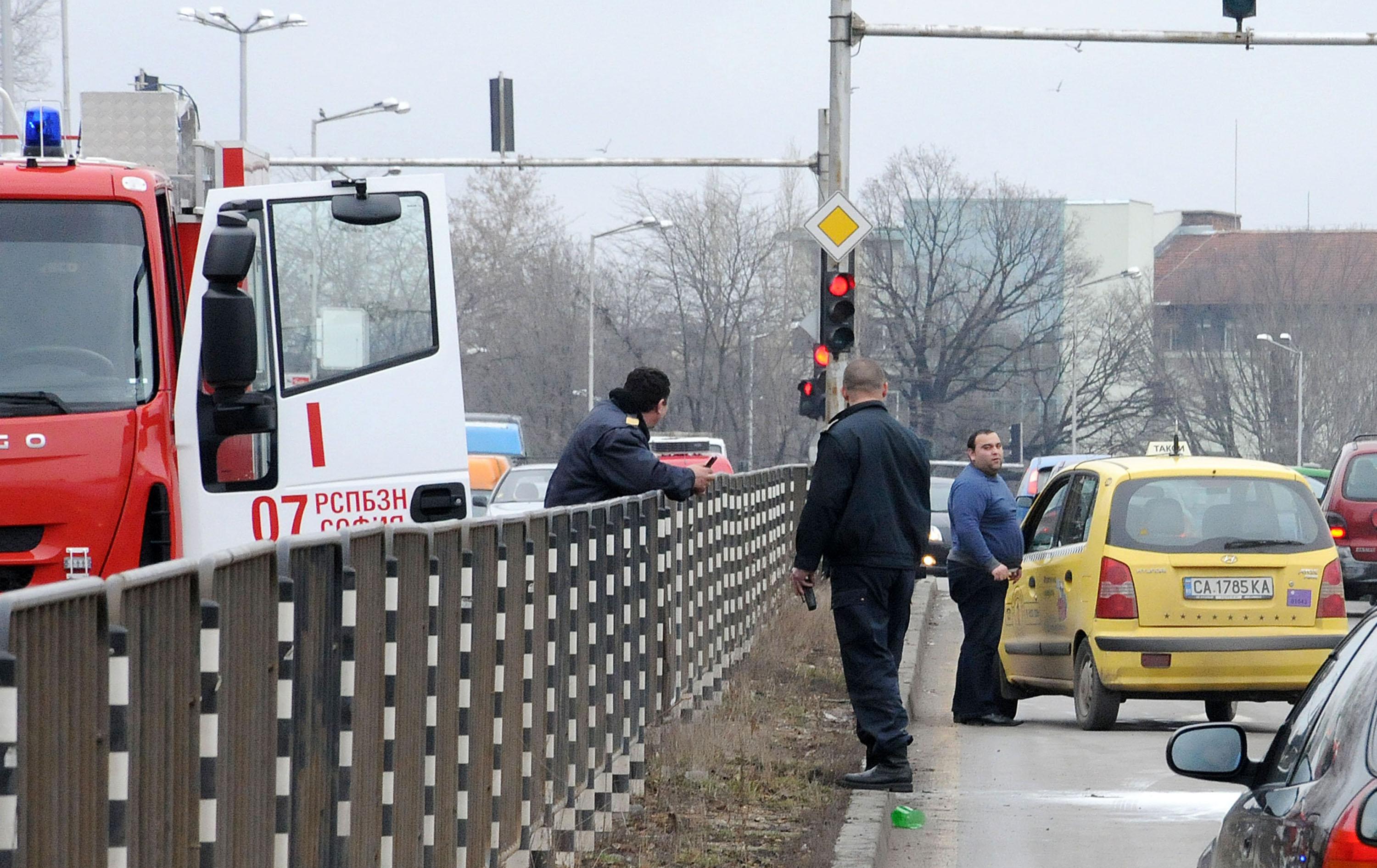 Пожарникари гасят пламнало такси в задръстване
