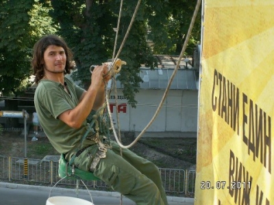 Протестиращите във Варна правят молебен за човека-факла