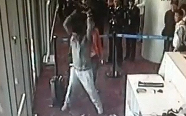 Политик счупи летище заради изпуснат полет (ВИДЕО)