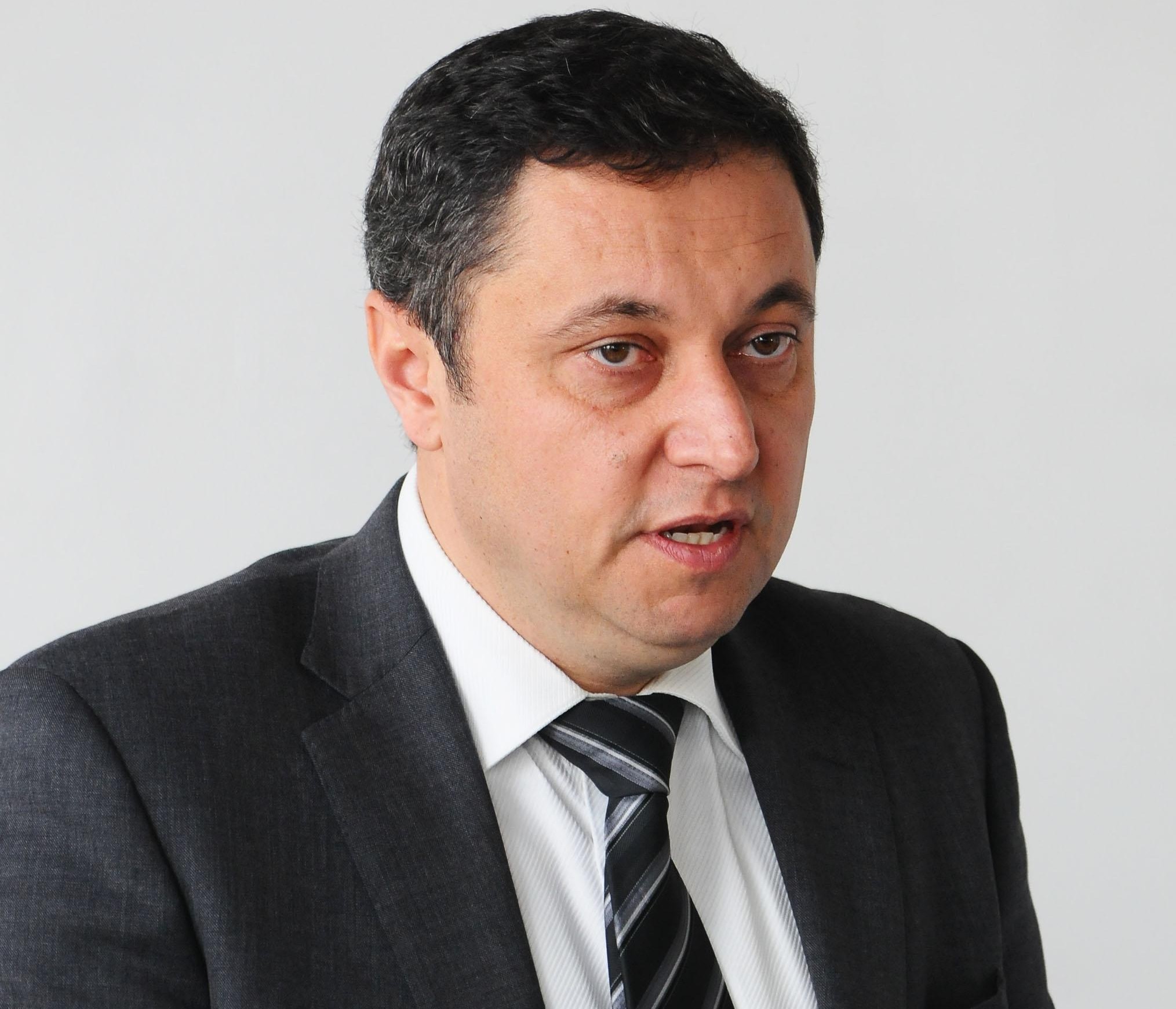 Яне: Плевнелиев да не се прави на паднал от Космоса 