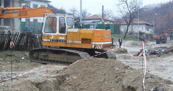 Пренесоха възрастна жена с багер заради потопа в Благоевградско