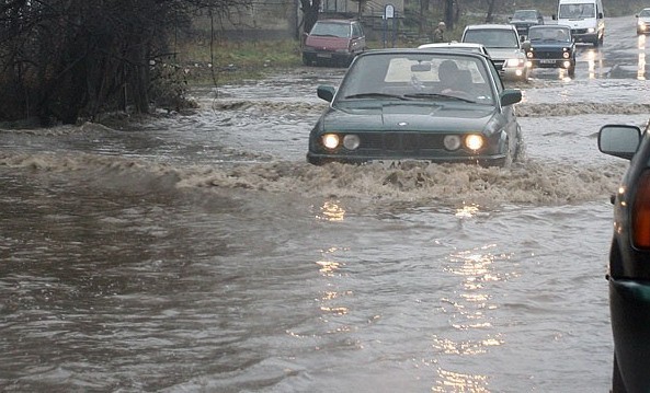 Реки заляха мостове и улици в Разлог и Баня