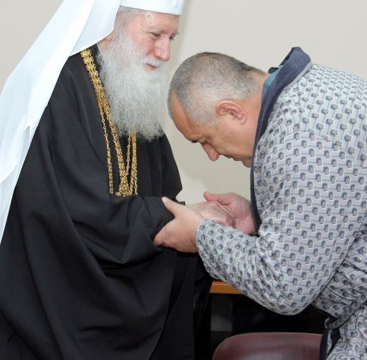 Бойко целуна ръка на патриарх Неофит по болничен халат