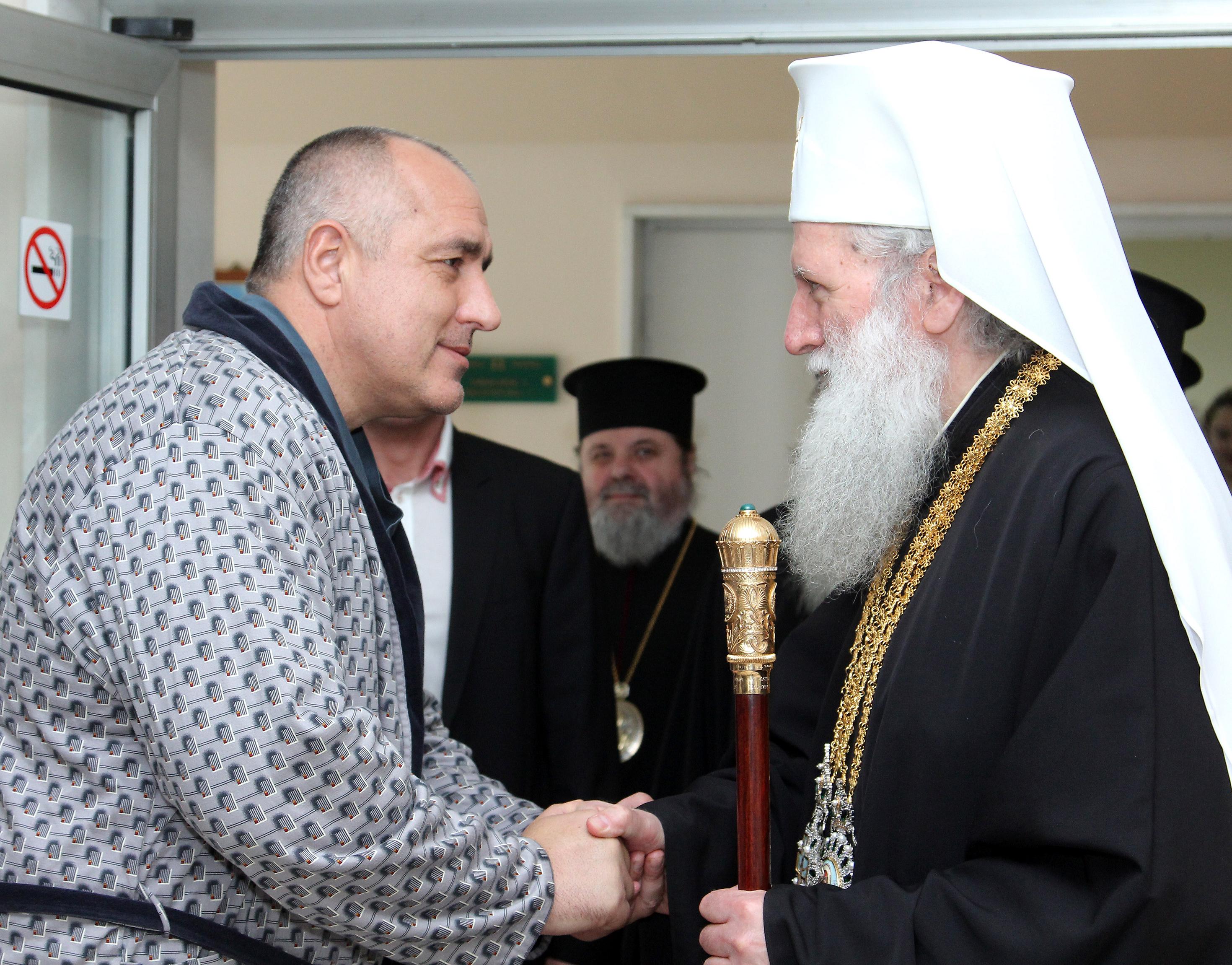 Бойко целуна ръка на патриарх Неофит по болничен халат