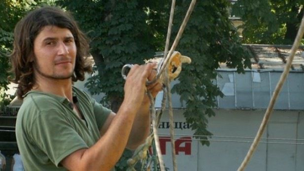 Близки на човека-факла искат записите от видеокамерите със запалването