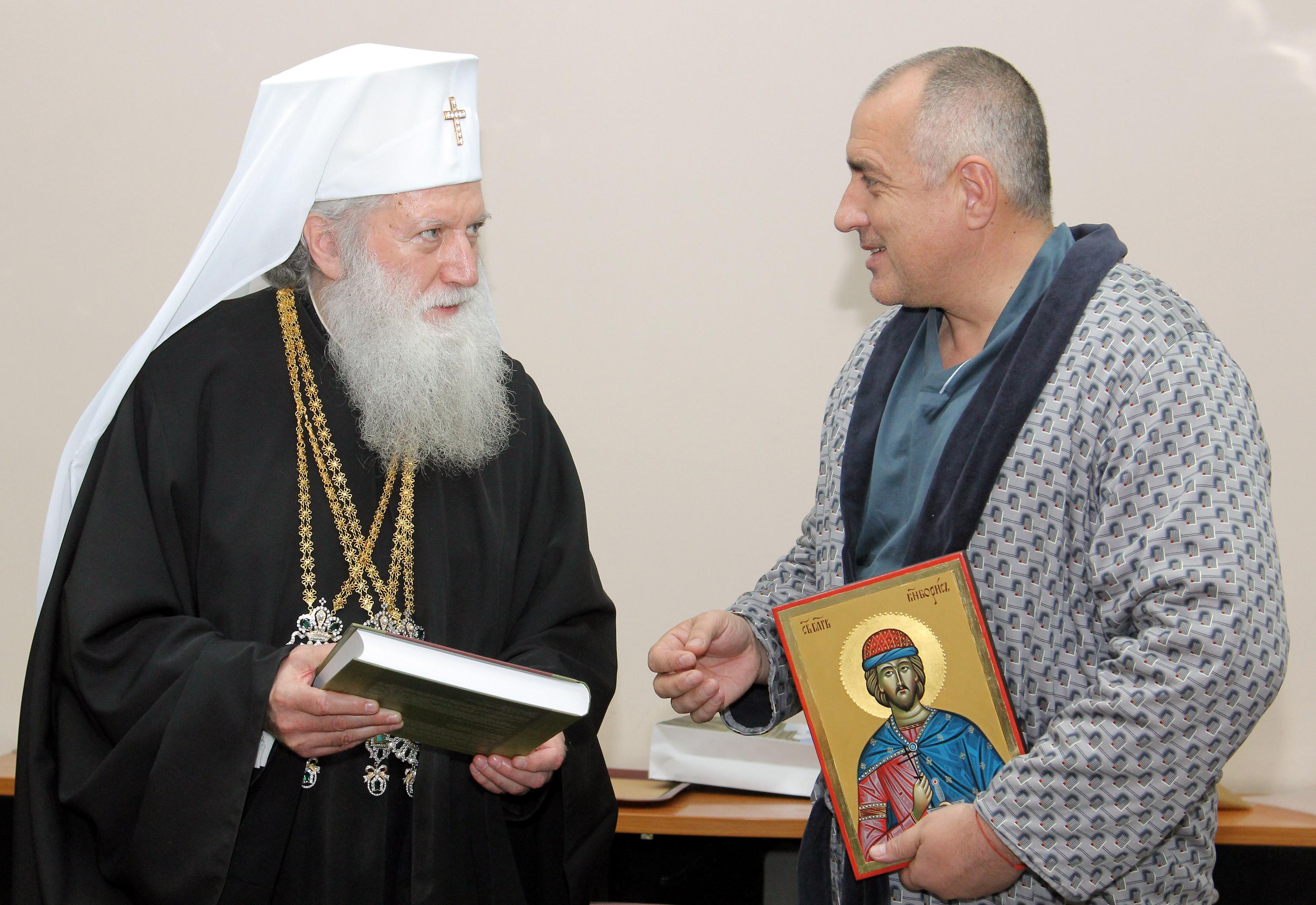 Бойко целуна ръка на патриарх Неофит по болничен халат