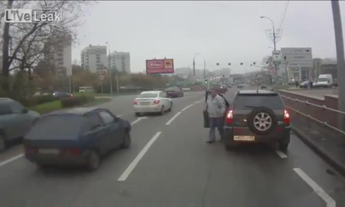 Шофьор на автобус превъртя – блъска наред засекли го коли! (ВИДЕО)