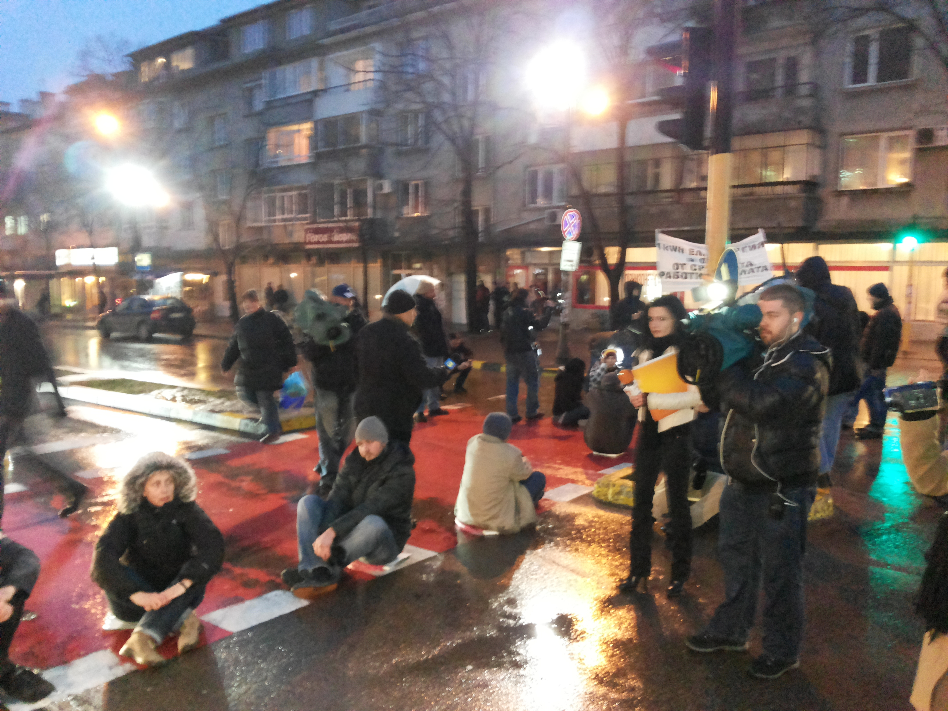 Блокада и мълчание заради платените клакьори (СНИМКИ)