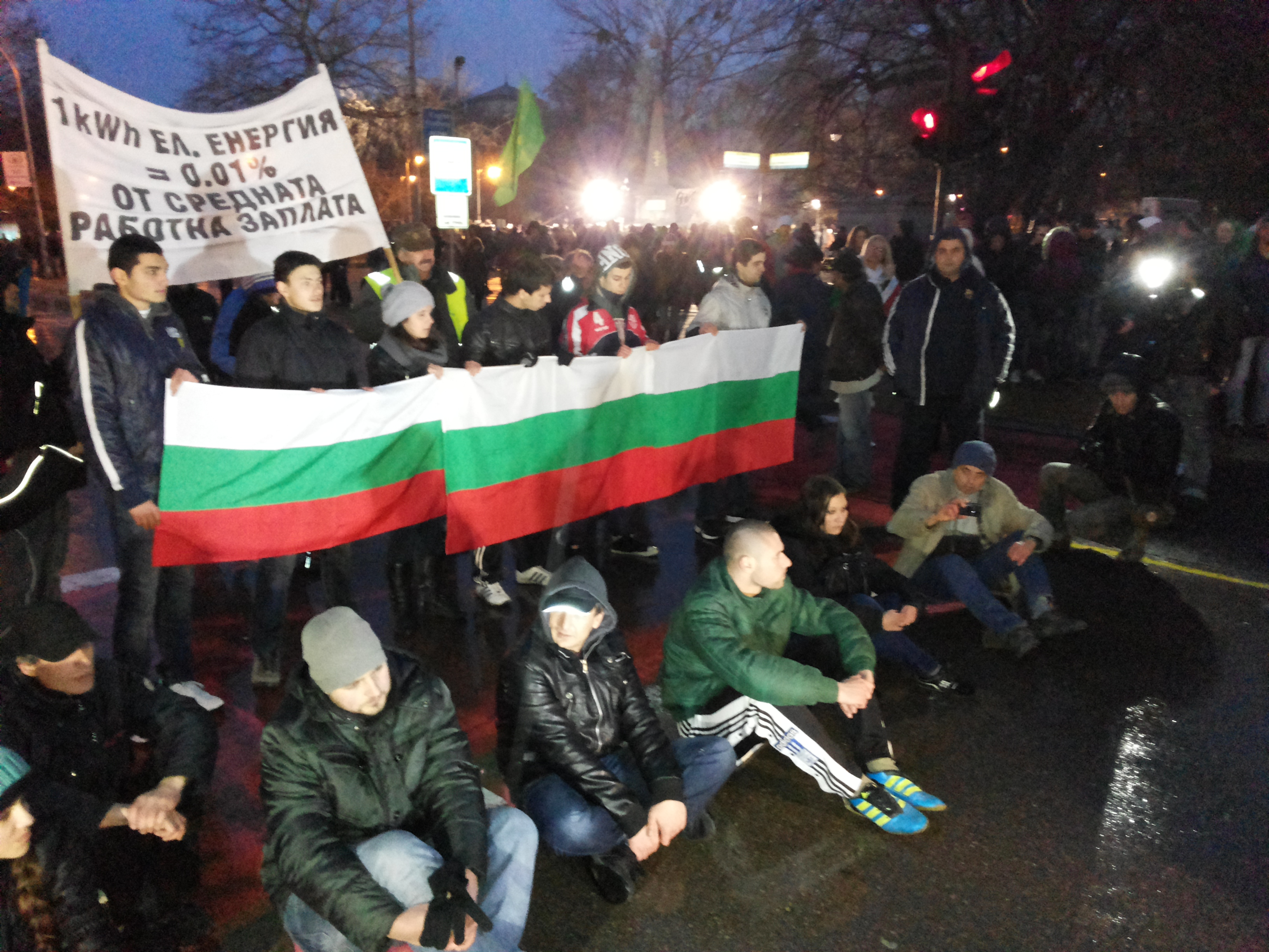 Блокада и мълчание заради платените клакьори (СНИМКИ)