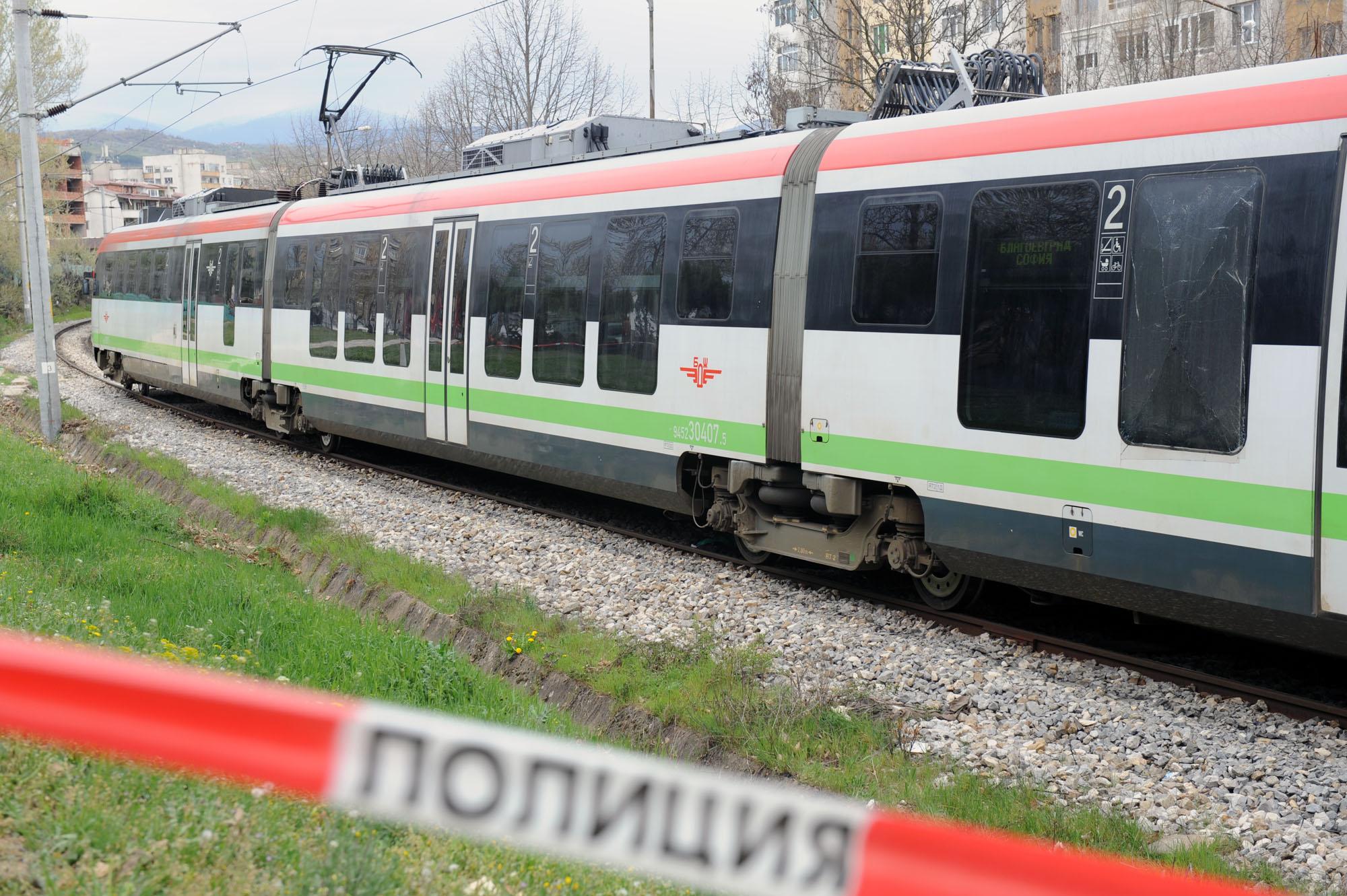 Влак блъсна автомобил на жп прелез