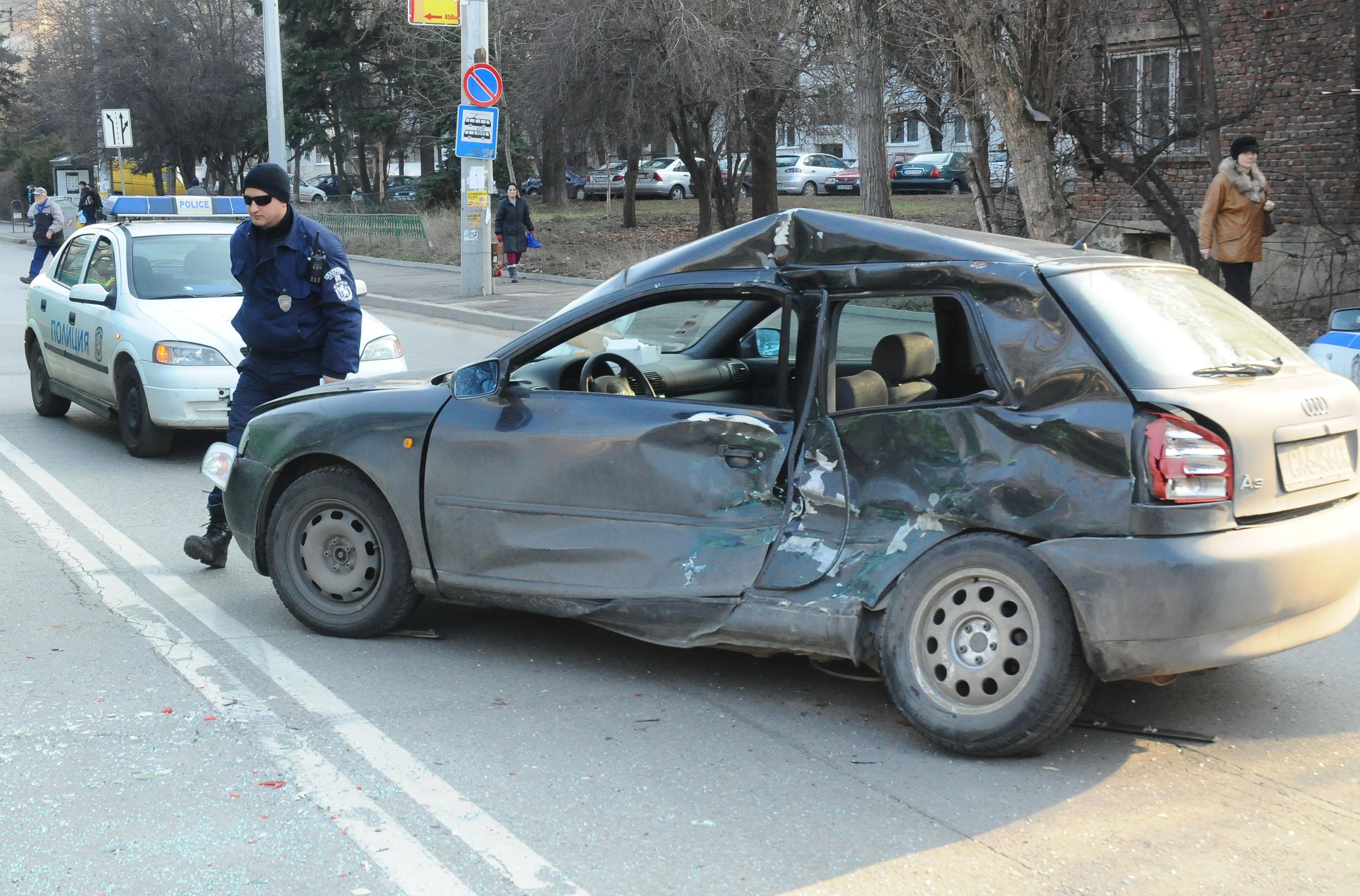 Автобус помля "Ауди" на пазара "Иван Вазов" (СНИМКИ)